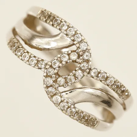 Ring med vita stenar stl 18½ bredd 3mm vitguld 14K Vikt: 4,2 g
