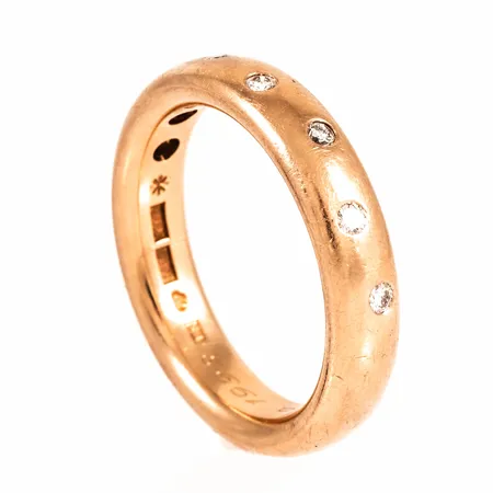 Kraftig Stjärnring i 18K guld med sju briljantslipade diamanter á ca 0,03ct. Stl:19¼, bredd 5 mm, höjd 2,8 mm, vikt 11,7g. Stämplad HS (Hans Strömdahl AB), kattfot, 18K, Y10 (1997) och Stjärnringens stjärna. Gravyr.