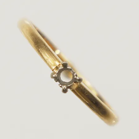 Ring stl:17½ bredd 1,6mm plats för sten 18K Vikt: 1,7 g