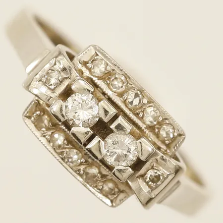 Ring med diamanter totalt 0,27ct enligt gravyr stl:17¾ bredd 1,7mm vitguld 18K Vikt: 4,4 g