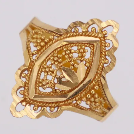 Ring genombruten dekor stl 18, bredd 6,4-25mm, utländska stämplar, skev, 22K Vikt: 2,9 g
