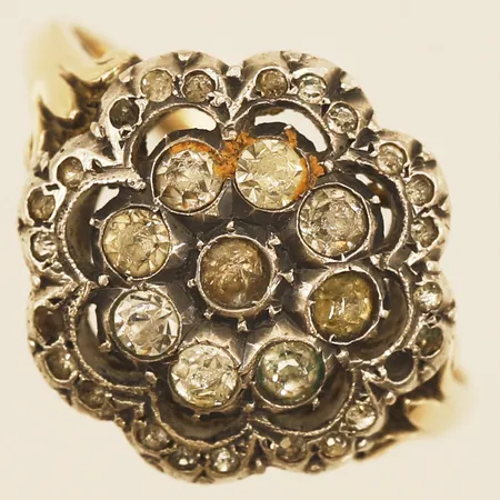 Ring med vita stenar stl:18 bredd 1,4mm överdel fattad i silver 18K Vikt: 4,4 g
