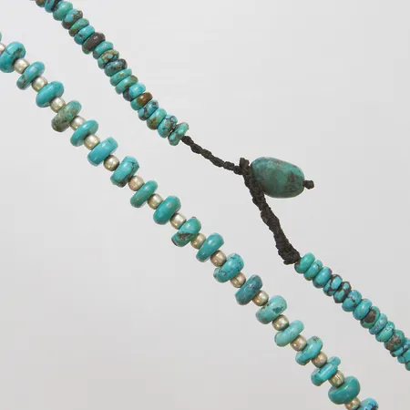 Collier med turkoser samt silverdetaljer, längd ca 41cm, bredd 7-9,5mm, bör träs om, 925/1000 silver, brv: 31,5 Vikt: 21 g