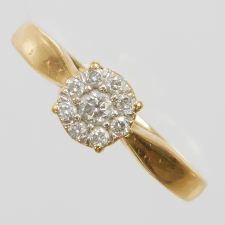 Ring med diamanter 1 x ca.0,05ct samt 8 x ca.0,01ct, stl:16½, bredd: 1,9-6,1mm, GHA, 18K Vikt: 3 g