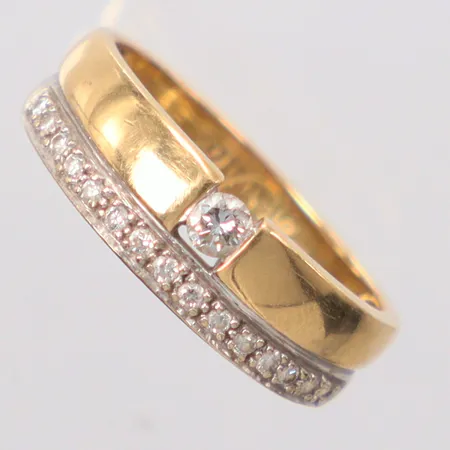 Ring tvåfärgad med diamanter 1x ca: 0,10ct, 15x 0,01ct stl:19¼ bredd 5,20-6,70mm gravyr 18K Vikt: 10,4 g