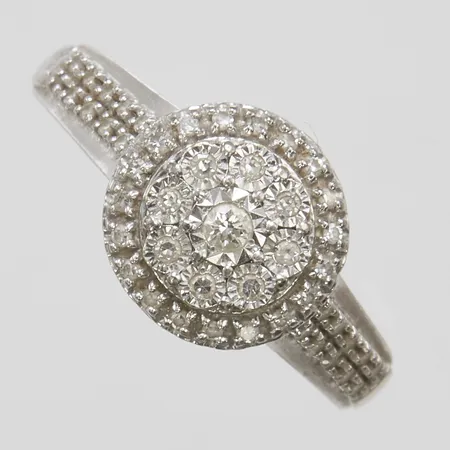 Ring med diamanter 1 x ca.0,025ct, 8 x ca.0,005ct samt 39 x 0,0025ct, 8/8-slipade, stl:16, bredd: 2,1-9,2mm, GHA, vitguld, 18K Vikt: 2,4 g