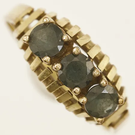 Ring med gröna stenar stl:18 bredd 2,4mm 8K Vikt: 3 g