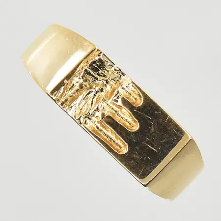 Klackring stl:17¼, bredd 2-6mm, 18K. Vikt: 3,5 g