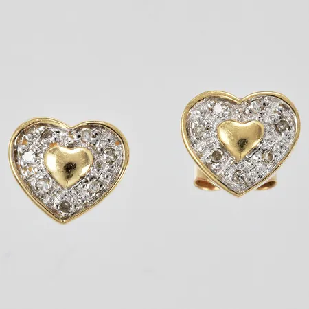 Ett par örhängen med diamanter ca 14x0,005ct längd: ca 1cm bredd: ca 7mm GHA 18K Vikt: 2 g