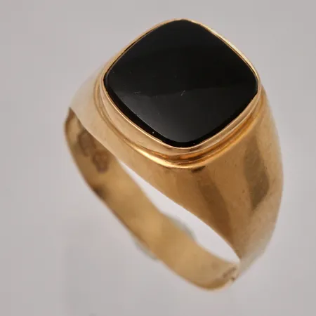 Klackring stl:19, bredd 3,5-12,3mm, onyx, mått 10,4mm, repa på sten, bucklig skena, 18K, 3,14g.