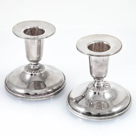 Ett par ljusstakar i silver. De är 70 mm höga. Tillverkade 1960 av Ceson i Göteborg. Fyllda. Bruttovikt 207g.