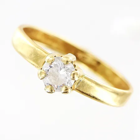 Ring sten stl:18 bredd 2,7mm, mindre buckla, 18K. Vikt: 0,9 g