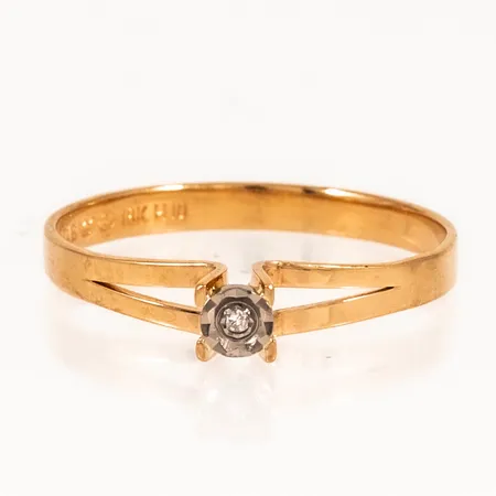 Ring Guldfynd med 1 x ca 0,01ct 8/8-slipad diamant stl:17½ bredd 2,2-3,7mm, 18K 1,3g.
