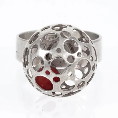Liisa Vitali ring "Nyckelpiga / Leppäkerttu" i silver med en röd kalcedonkula inuti. Bollens diameter 14,9 mm. Stl:17. Skenans bredd 5 mm. Stämplad NW, 925H, finska kontrollstämplar, T7 (1972), svenska importstämplar. Bruksskick. Vikt 3,3g Vikt: 3,3 g