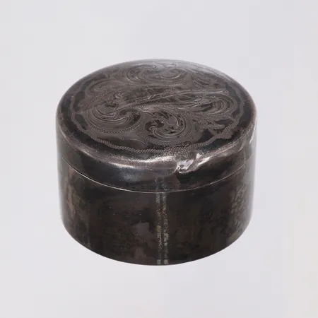 Burk med lock nyrokoko svenska stämplar 1864 höjd 25mm slitage mindre bucklor silver 830/1000 Vikt: 21,8 g