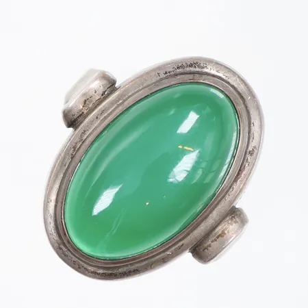 Ring med grön sten, stl:17½, bredd 2-24mm, 835/1000 silver Vikt: 5,5 g