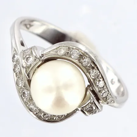 Ring med diamanter 18 x ca 0,01ct samt odlad pärla Ø8mm stl:17½, bredd 2,6-12mm, vitguld 18K Vikt: 4 g