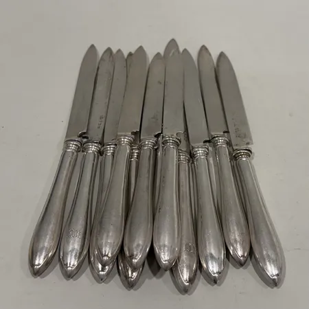 12 förrättsknivar blad i silver 18,2cm, monogramgravyr, silver 830/1000 Vikt: 373,9 g