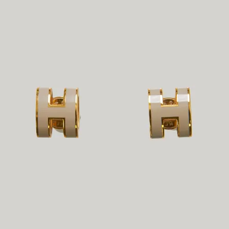 Örhängen ett par Hermès Mini Pop H, färg: Marron Glacé, modellnr: H608002F 55, 9x7,4mm, oädel metall samt emalj, kvitto från Hermès Hamngatan 2022, resepouch, ask samt originalpåse