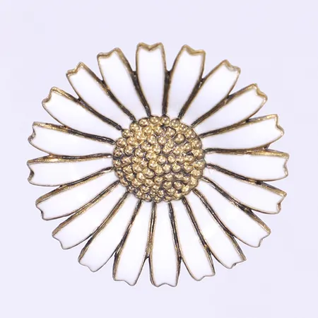 Brosch "Daisy" Anton Michelsen Danmark Ø33mm förgyllt silver och emalj 925/1000 Vikt: 9,6 g
