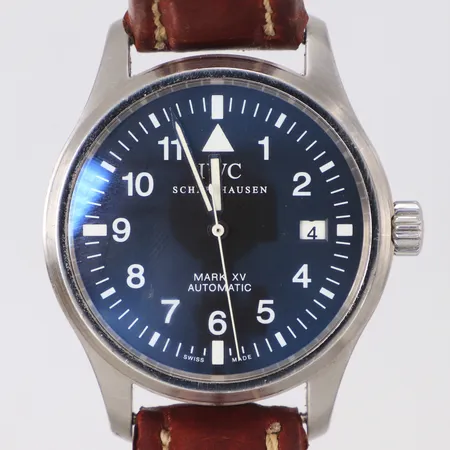 Herrur IWC Schaffhausen Pilot Mark XV, automat, stål, datum, ref IW325301, cal C.30110, verk-nr 2880494, boett-nr 30428623253, läderband slitet (ej original), serie-nr 3042862, certifikat 18/12-04, servicebehov, manual, box sliten Vikt: 0 g