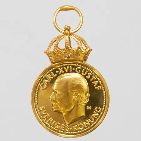 Miniatyrmedalj NOR Carl XVI Gustaf 23K, Ø15,7mm, namngravyr, krona samt bandfäste 18K, bruttovikt 4,3g Vikt: 4,3 g