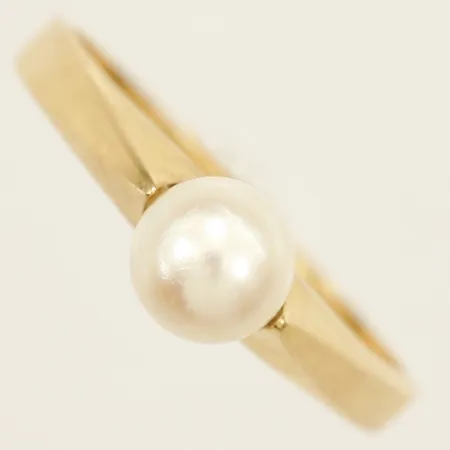 Ring med odlad pärla Ø5,9mm stl:17¾ bredd 3,2mm 18K Vikt: 2,5 g