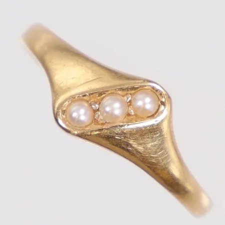 Ring med 3 pärlor, stl 15½ bredd 2-7mm, 18K 1,4g Vikt: 1,4 g