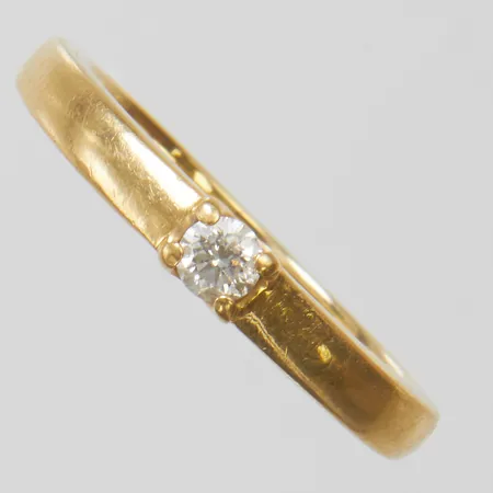 Ring med diamant 1 x 0,10ct enligt gravyr, stl:16, bredd: 1,9-3,1mm, GHA, 18K Vikt: 3,4 g