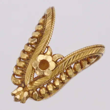 Ring genombruten dekor stl ca15, bredd 27mm, saknas sten, 22K Vikt: 4,5 g