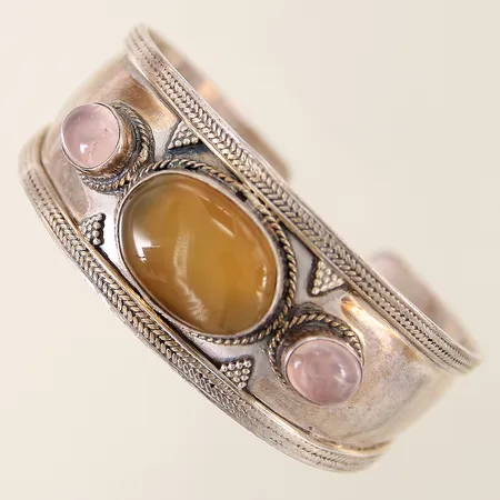 Stelt armband med gul agat och rosenkvarts Ø61mm stenar något lösa i fattning skev silver 925/1000 Vikt: 40,8 g