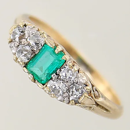 Ring med baguetteslipad smaragd och gammalslipade diamanter 6xca 0,02ct stl:16¾ bredd 1,8mm, nagg på fasetter 18K Vikt: 3,2 g