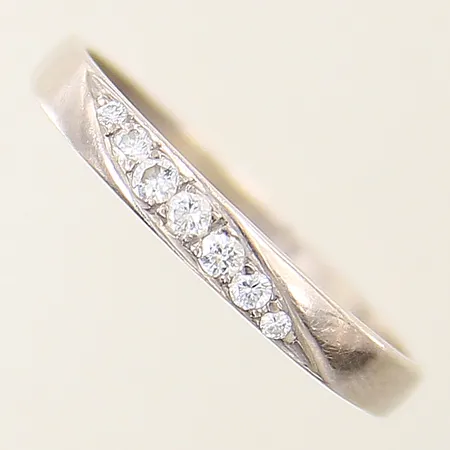 Ring med diamanter totalt 0,15ctv enligt gravyr stl:19½ bredd 2,5mm vitguld 18K Vikt: 2,9 g