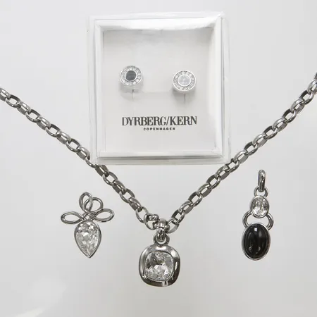1 Collier Ankar längd: 45-51cm, bredd: 5,8mm, hänge med syntetisk sten, 30,5x18,1mm, ej avtagbart, 2 Hängen med syntetiska stenar, 34,3x24,3mm samt 39,8x13,3mm, 1 par Örhängen med syntetiska stenar, Øca.8mm, i plomberad ask, oädel metall, Dyrberg/Kern