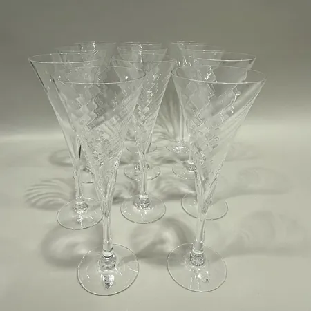 11 Champagneglas Helena Gunnar Cyrén för Orrefors kristallglas höjd 23cm etikettmärkta ett glas med mindre nagg