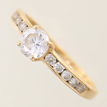 Ring med vita stenar stl:17 bredd 1,5mm GHA 18K Vikt: 1,8 g