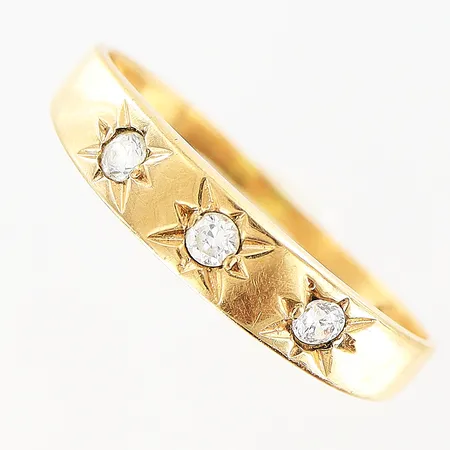 Ring med vita stenar stl:16, bredd 1-3,5mm, något skev, 18K  Vikt: 1,3 g