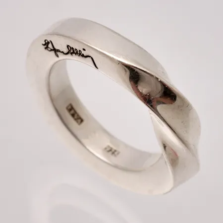Ring Attling stl:16¾, bredd 4-5,5mm, silver 925/1000, 10,96g.