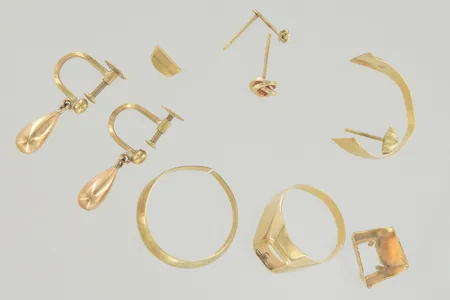 Div guld även defekt, 18K Vikt: 7,7 g