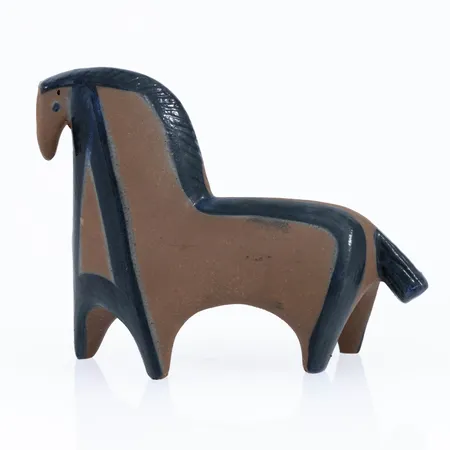 Figurin Häst Lisa Larson Gustavsberg ur serien Lilla Zoo, höjd ca 10cm, längd ca 13cm, delvis glaserad stengodslera, producerad 1956-1978, ej etikettmärkt, luftbubbla ovanför öga.