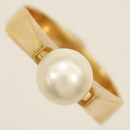 Ring med pärla stl:16½ bredd 5,2mm 18K Vikt: 4 g