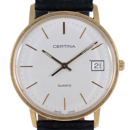 Herrur Certina guld 18K quartz 33,5mm, datum, plaxiglas, svart läderband, gravyr "För nit och redlighet...", svagt repigt glas, skräp innanför glaset. Går ej - Batteribyte krävs? Bruttovikt: 29,8g.