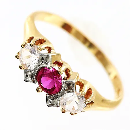 Ring stl:16¾ bredd 1,5-5mm, röd och vita stenar, 18K Vikt: 2,7 g