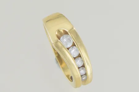 Ring med stenar stl:17½ bredd 5-8 mm 18K Vikt: 5,1 g