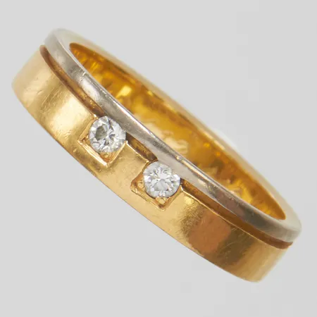 Ring med diamanter 2 x ca.0,05ct stl:17, bredd: 4,3mm, personlig gravyr, tvåfärgad, Heribert Engelbert AB, Stockholm, 2002, 18K Vikt: 4,9 g