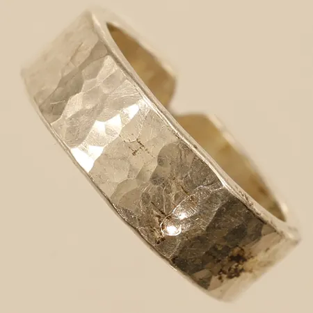 Ring med hamrad dekor stl: 18 bredd 7,1mm silver 925/1000 Vikt: 7,3 g