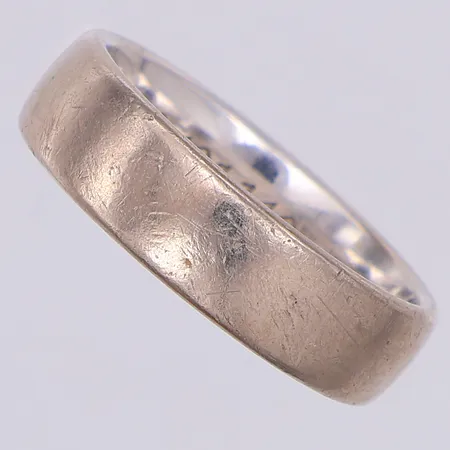 Ring slät stl:19 vitguld, gravyr, 18K Vikt: 9,5 g