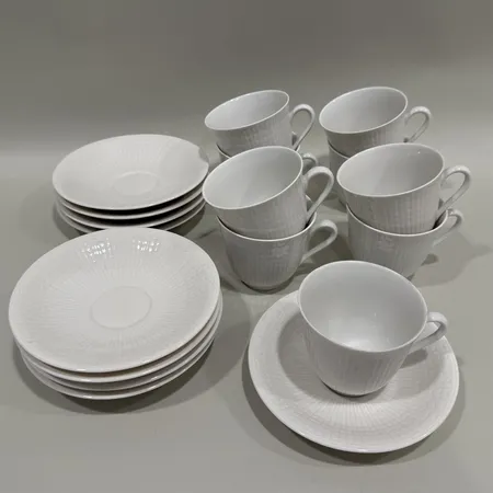 Kaffeservis Swedish Grace Louise Adelborg för Rörstrand 9st koppar 9st fat, höjd 5,5cm, fat Ø13cm, nagg på 1 kaffekopp Skickas med postpaket.