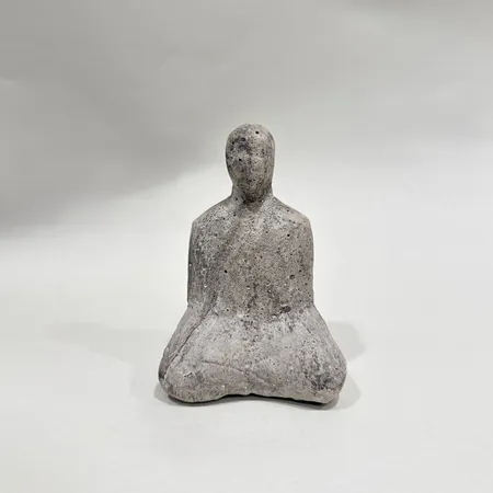 Skulptur Lisa Larson lotusställning patinerad betong signerad Lisa L samt daterad -12 höjd ca 16cm