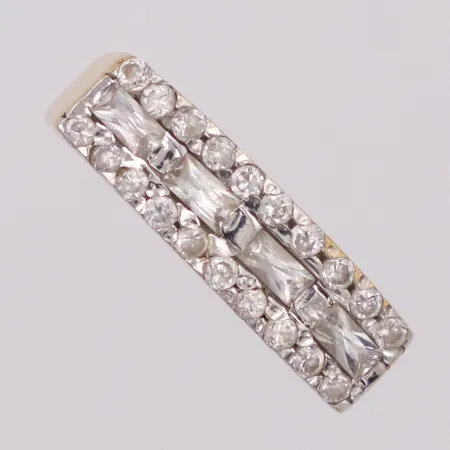 Ring vita stenar stl:18¼ bredd ca 3,3-6mm 18K Vikt: 5,2 g